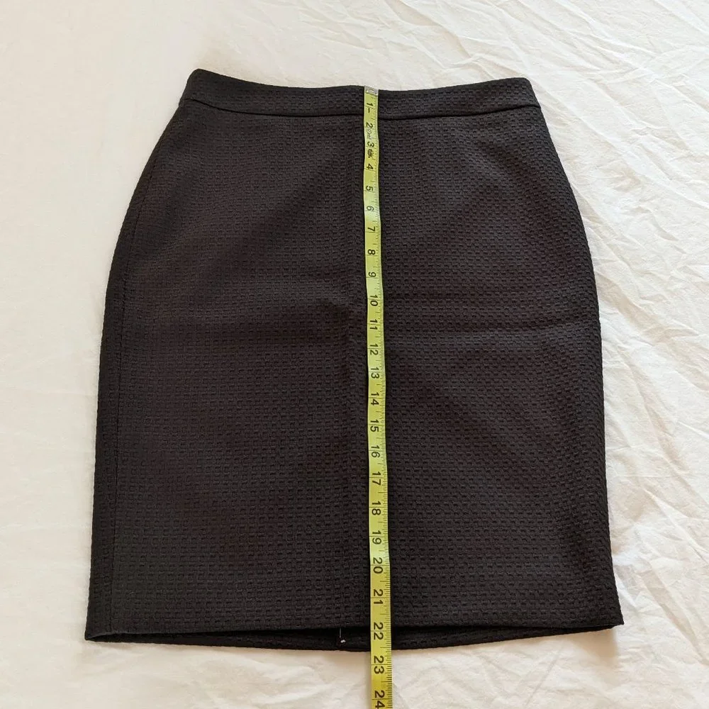 NWT Ann Taylor Textured Black Pencil Skirt in Size 4